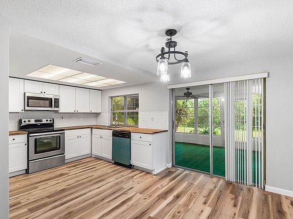 3rd image of 7913 Raintree Dr