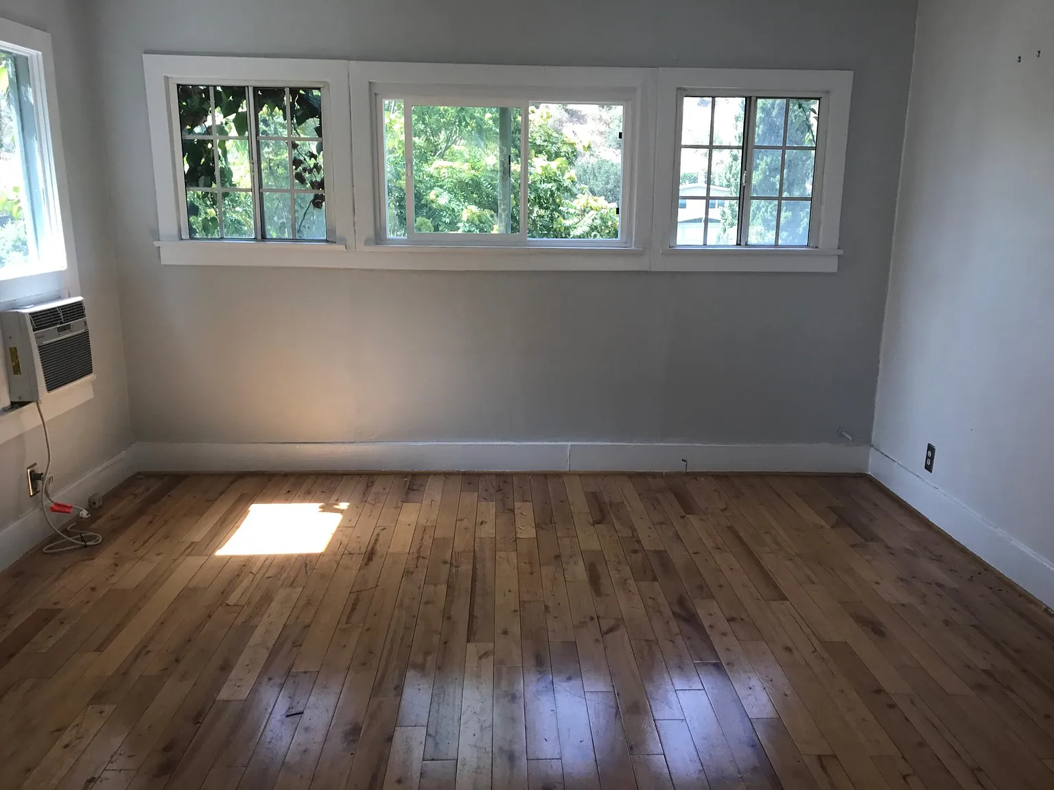 4072 Glenalbyn Dr — Photo 3