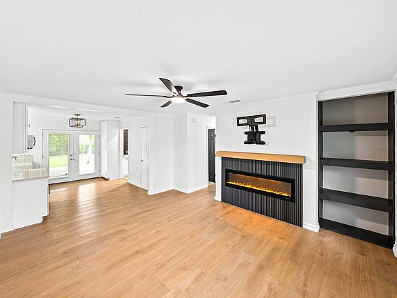 5th image of 305 Jeanette Dr