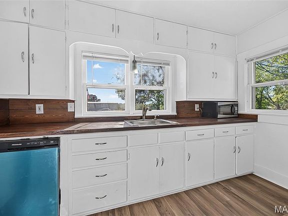 4th image of 885 W 4th St