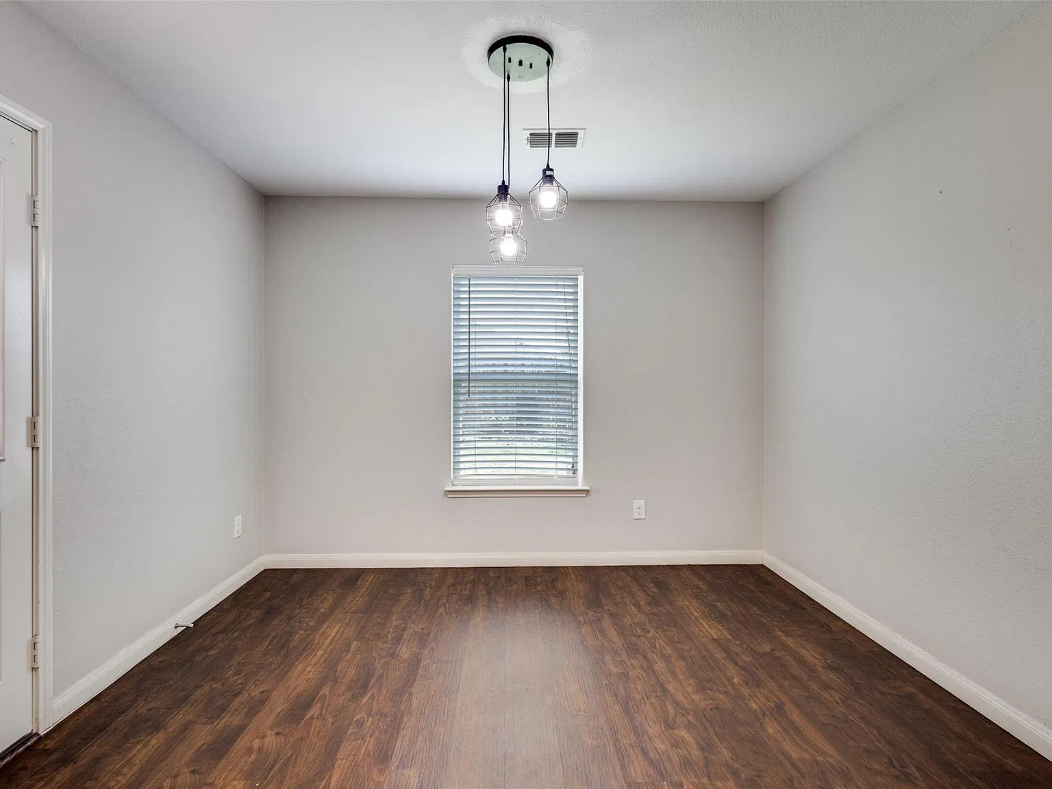 4 bed, 1656 sqft, $2,099 — Photo 2