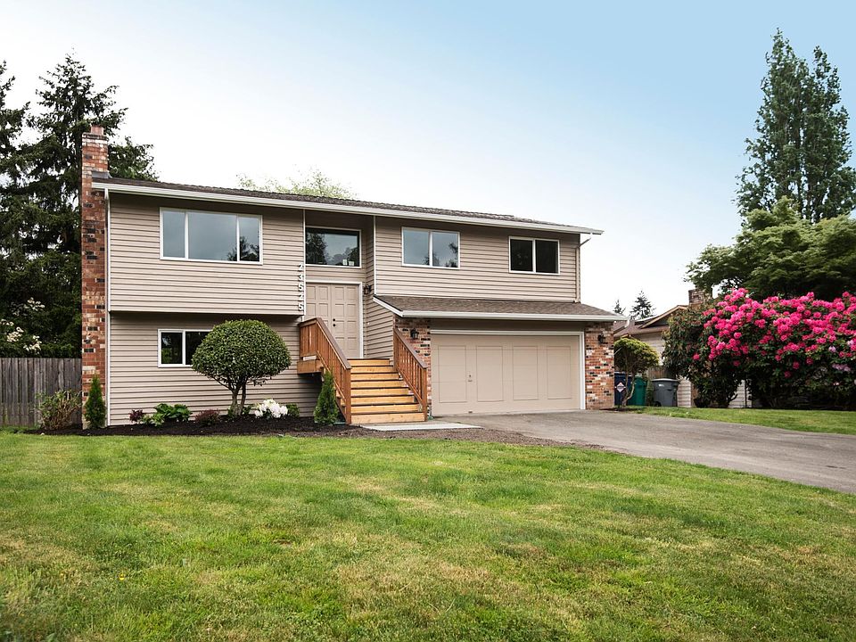 1906 sq. ft. split level with 420 sq. ft. garage on 1/4 acre