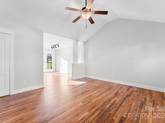 4th image of 102 Lee St