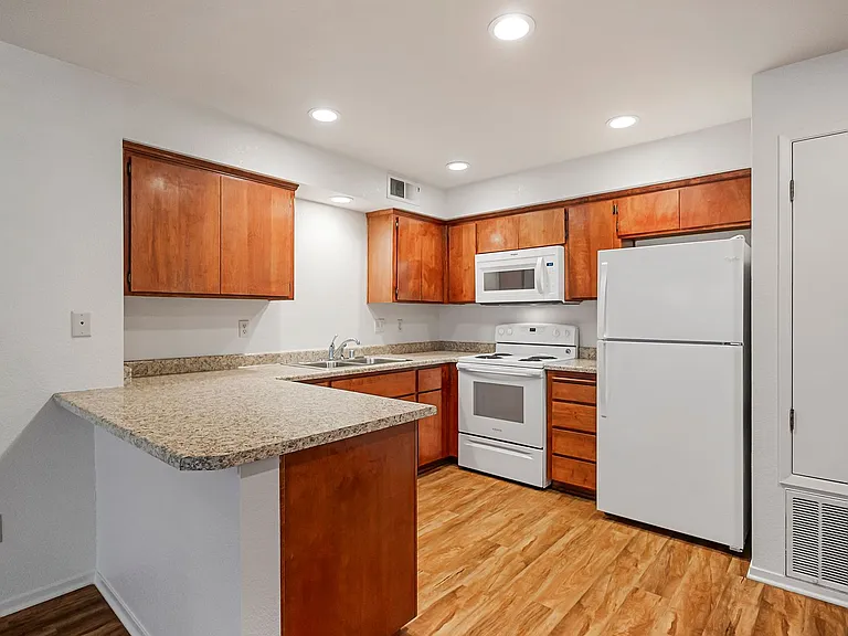 Amanda Place Apartments — Photo 36