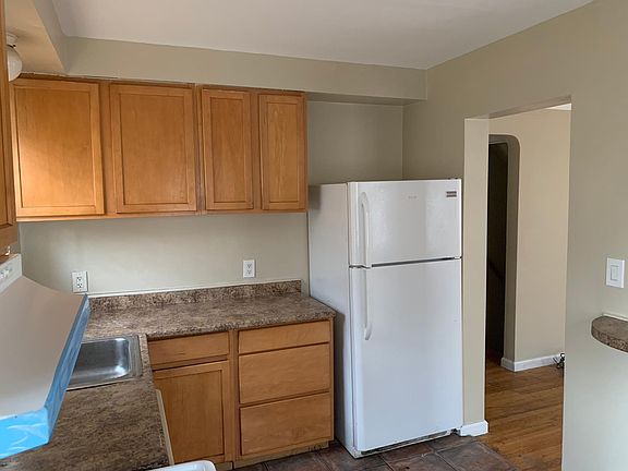 2nd image of 20902 Hawthorne St