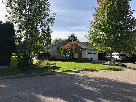 5th image of 33 Marilyn Dr