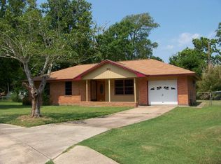 60 Mimosa Ct, Lake Jackson, TX 77566