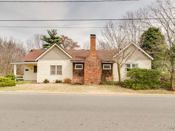 407 S Locust St, Carlinville, IL 62626