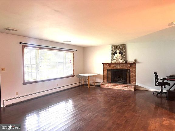 3rd image of 111 Pine Tree Ave