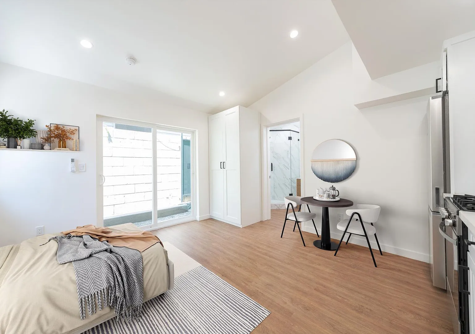 459 Van Ness — Photo 4
