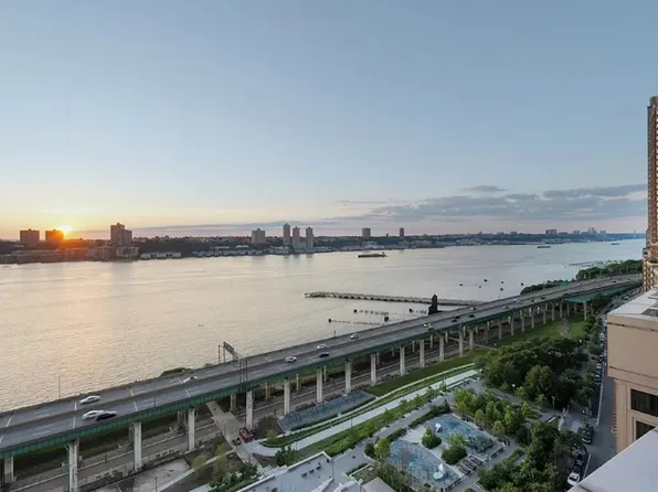 120 Riverside Boulevard image 9 of 13