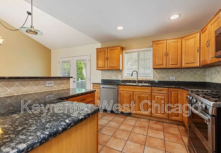 1003 S Finley Rd — Photo 8
