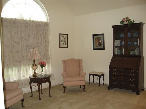 Peaseful Living Room with Beautiful Window