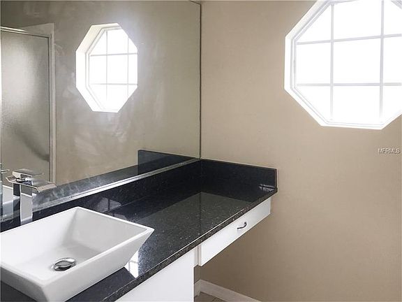 4th image of 382 Greenwich Ct