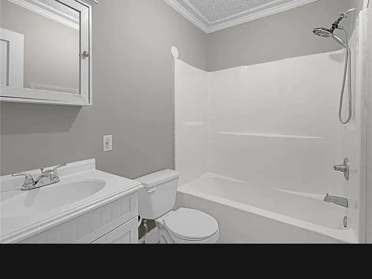 206 E Hall St — Photo 7