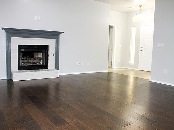 4th image of 820 Glenwood Dr