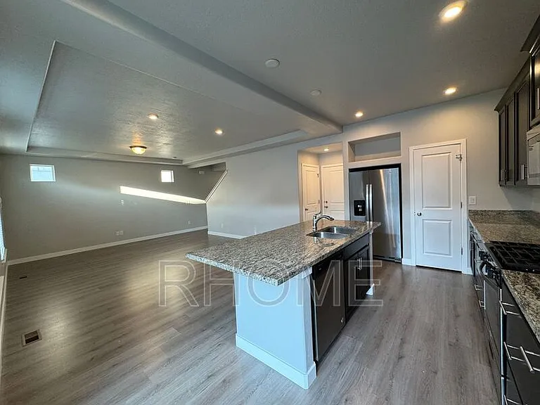 2527 N Wallace Way — Photo 4