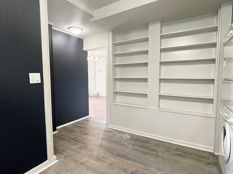 102 South Broadway — Photo 7