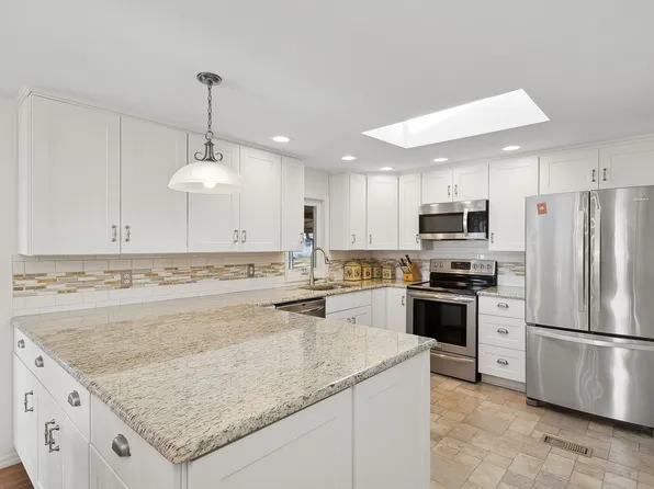 https://photos.zillowstatic.com/fp/fef06821c2f7bee4f826806d52e4421e-p_e.webp