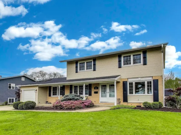 1053 E Sayles Dr, Palatine, IL 60074