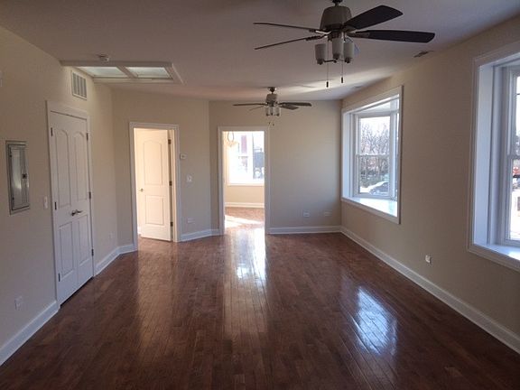 3rd image of 2075 N Lincoln Ave