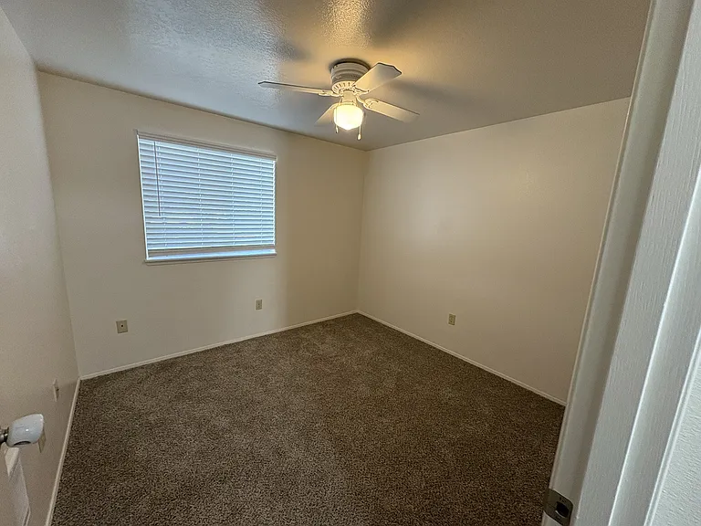 Windsor Manor Apartments — Photo 10