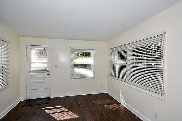 2140 Dobson St — Photo 10