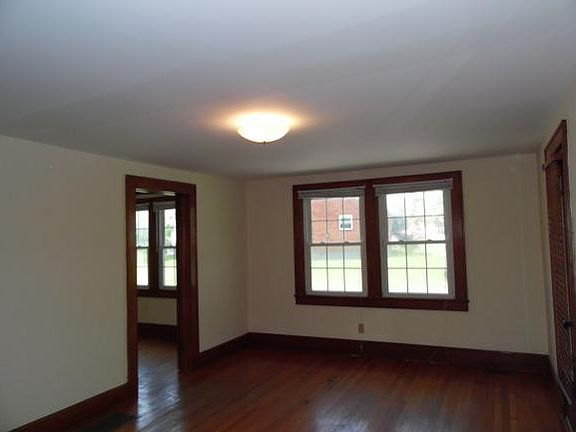 5th image of 2501 E Oakland Ave