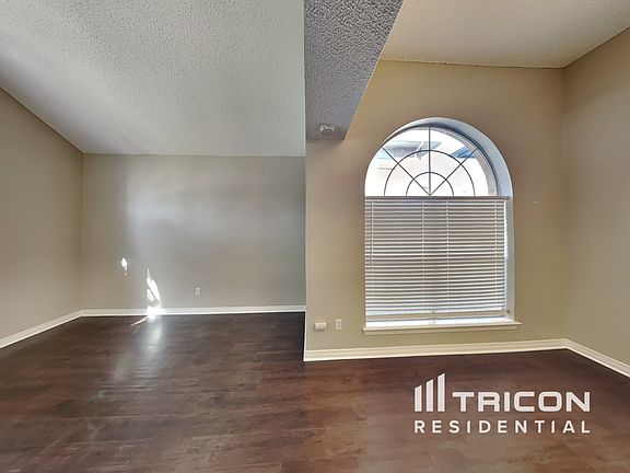 3rd image of 1626 Mockingbird Ln
