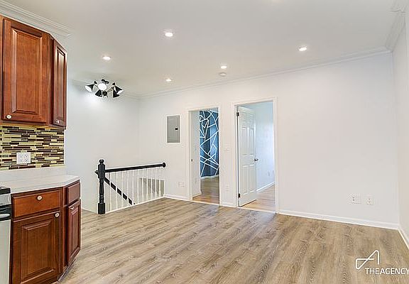 4th image of 2053 47th St #2
