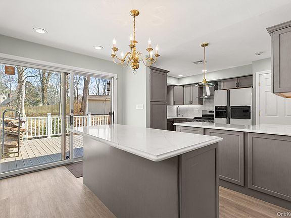 5th image of 336 Dix Hills Road