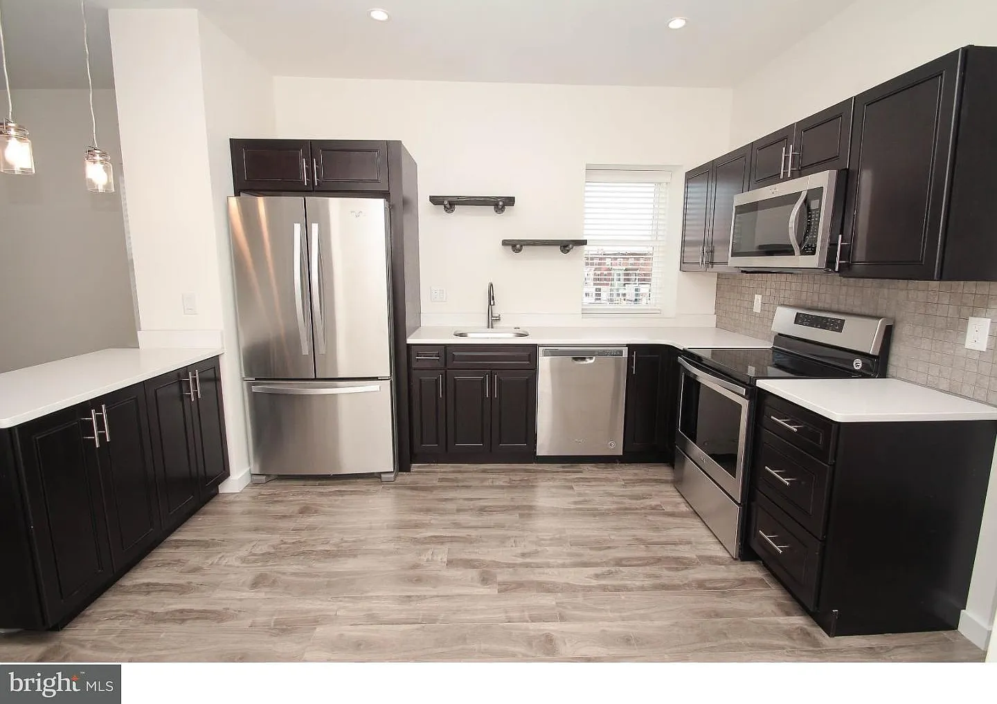 2 bed, 1000 sqft, $1,900 — Photo 2