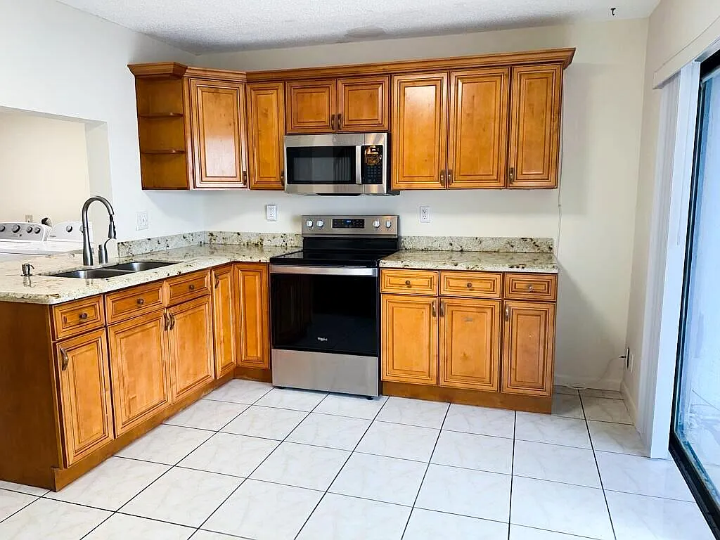 3 bed, 2.5 bath, 1640 sqft, $3,795 — Photo 4