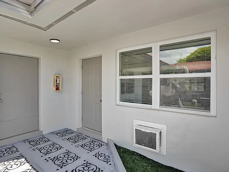 1720 N 17th Ave #7 — Photo 8