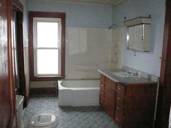 4th image of 221 S Hubbard St