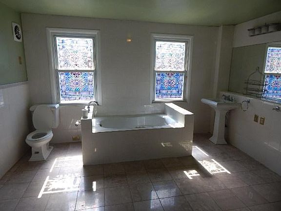 4th image of 420 E Wildey St