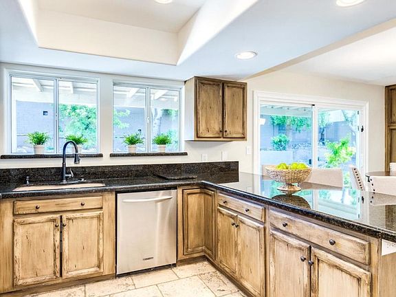 5th image of 925 W Willow Ave