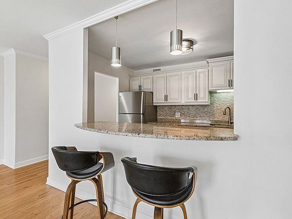 5th image of 260 E Chestnut St APT 2505