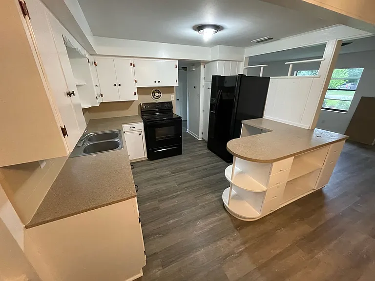 1608 Pine Ave — Photo 8
