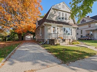 206 Park Ave, Mukwonago, WI