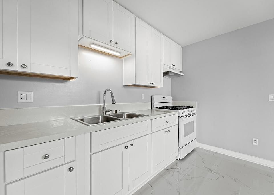1st image of 145-47 Glenhaven Way