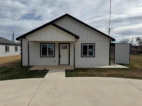 303 Ussery St, Bowie, TX 76230