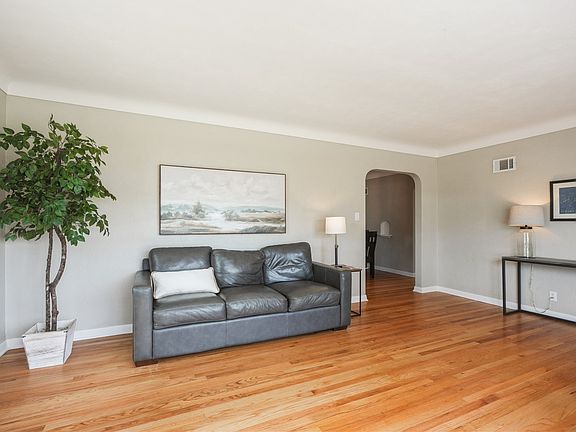 4th image of 825 Staub Ct NE