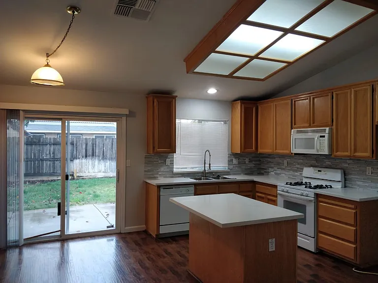7001 Bolzano Way — Photo 3