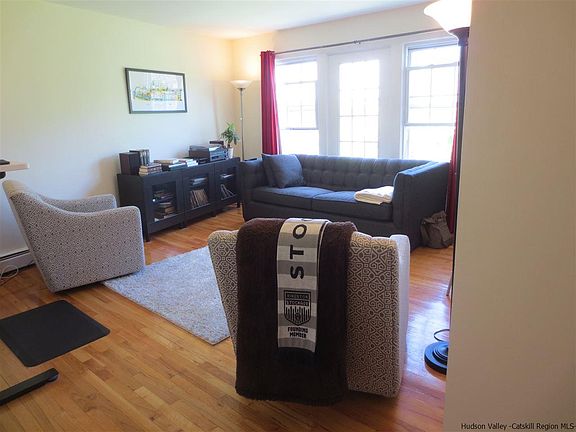 3rd image of 9-3 Huguenot St