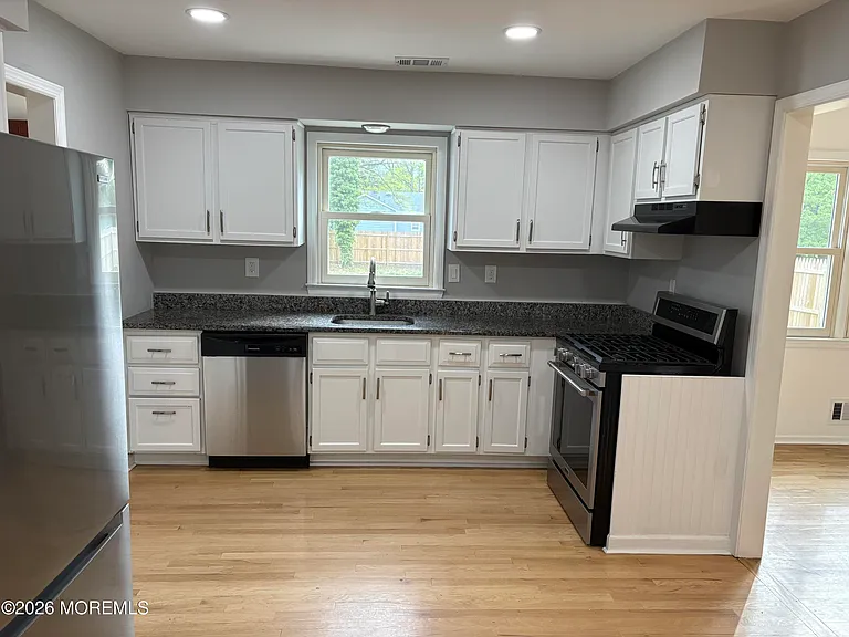19 Lennox Ave — Photo 2
