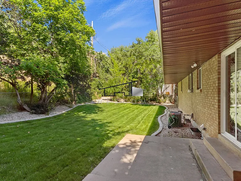 1334 Henderson Dr — Photo 26