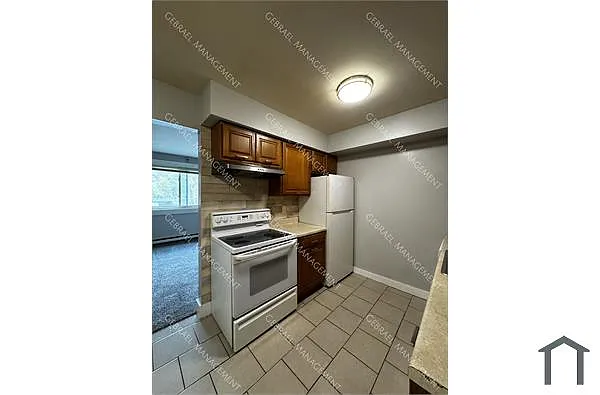 Building Photo - 815 E Maple St #8