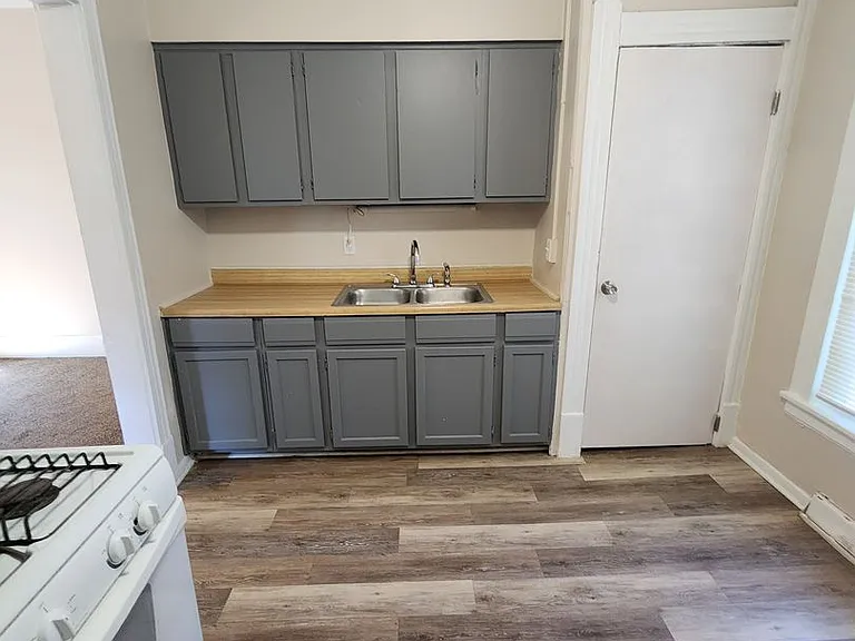 224 Gates Ave — Photo 3