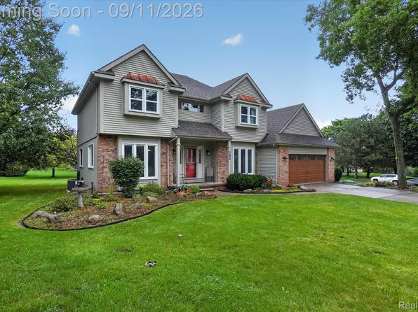 752 Cambridge Cir, Grand Blanc, MI 48439
